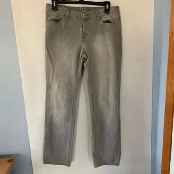 Levi’s Women’s 552 Mid Rise Straight 6 Short - Picture 6 of 6